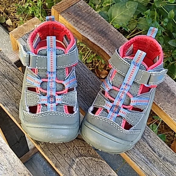 Size:6 OshKosh Closed Toe Shoes - Picture 3 of 6